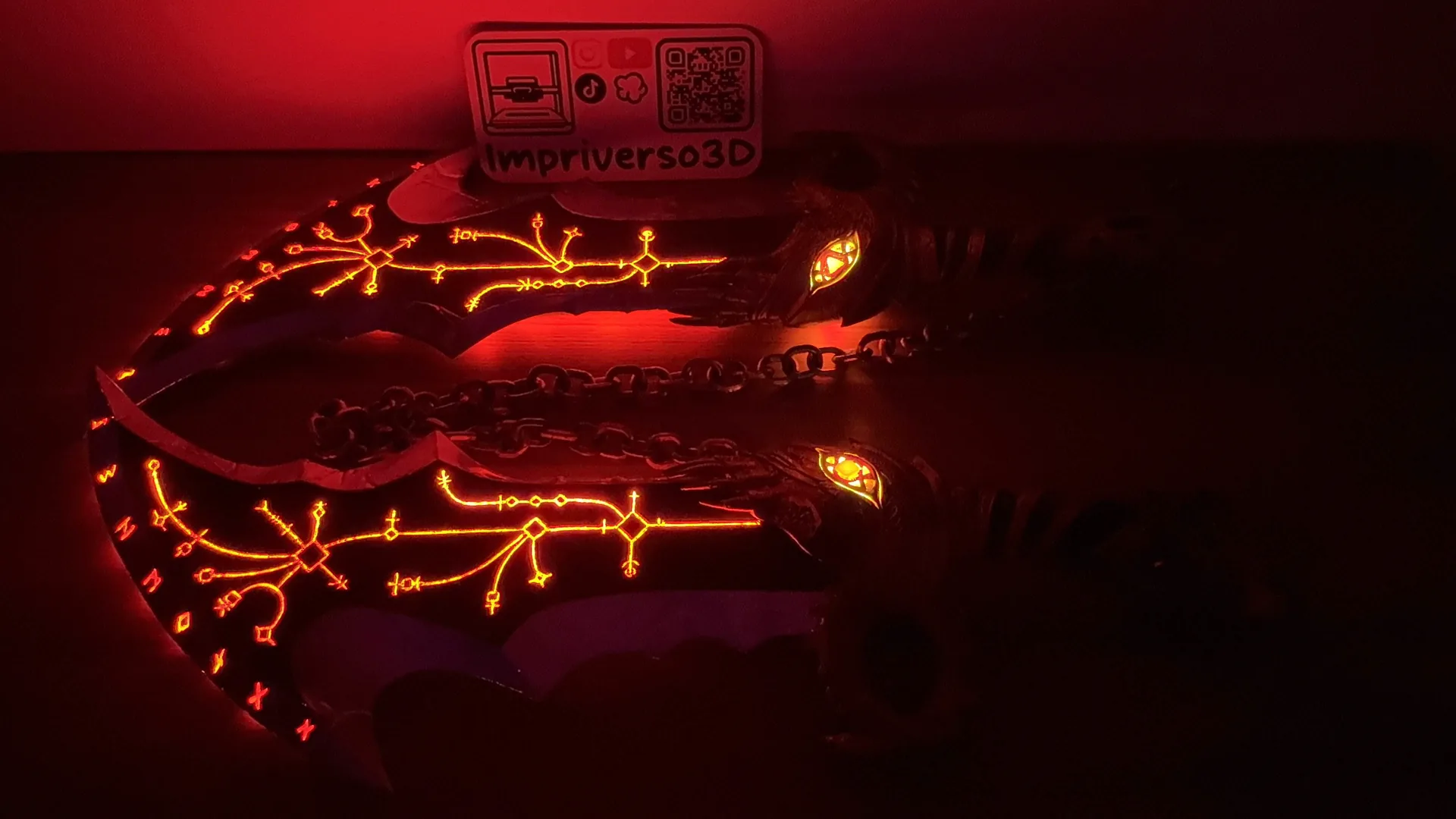 Espadas del Caos de Kratos impresas en 3D e iluminadas